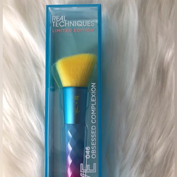 Real Techniques Limited Edition Electric Love Angled Makeup Brush - 046 - Picture 3 of 3